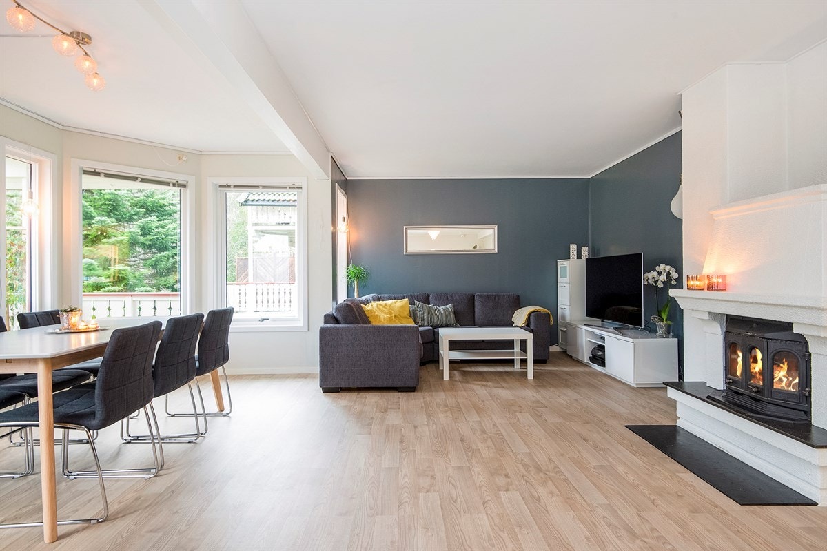 Koselig romselig stue/spisestue med peis og mye vinduer som gir godt med lys inn i rommet. Nyere gulv og malte veggger. Galleribilde