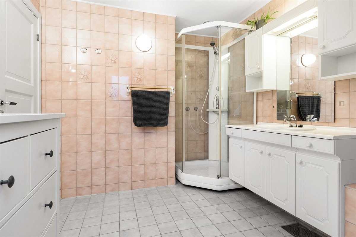 Det andre badet har velholdte overflater med fliser og behagelig overlys fra takvindu. Galleribilde