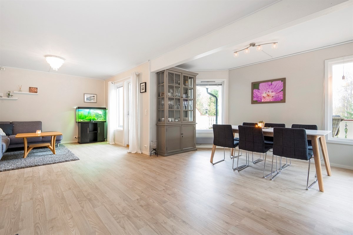 Rommets gode utforming gir mulighet for både spisebord og to sofagrupper. Galleribilde