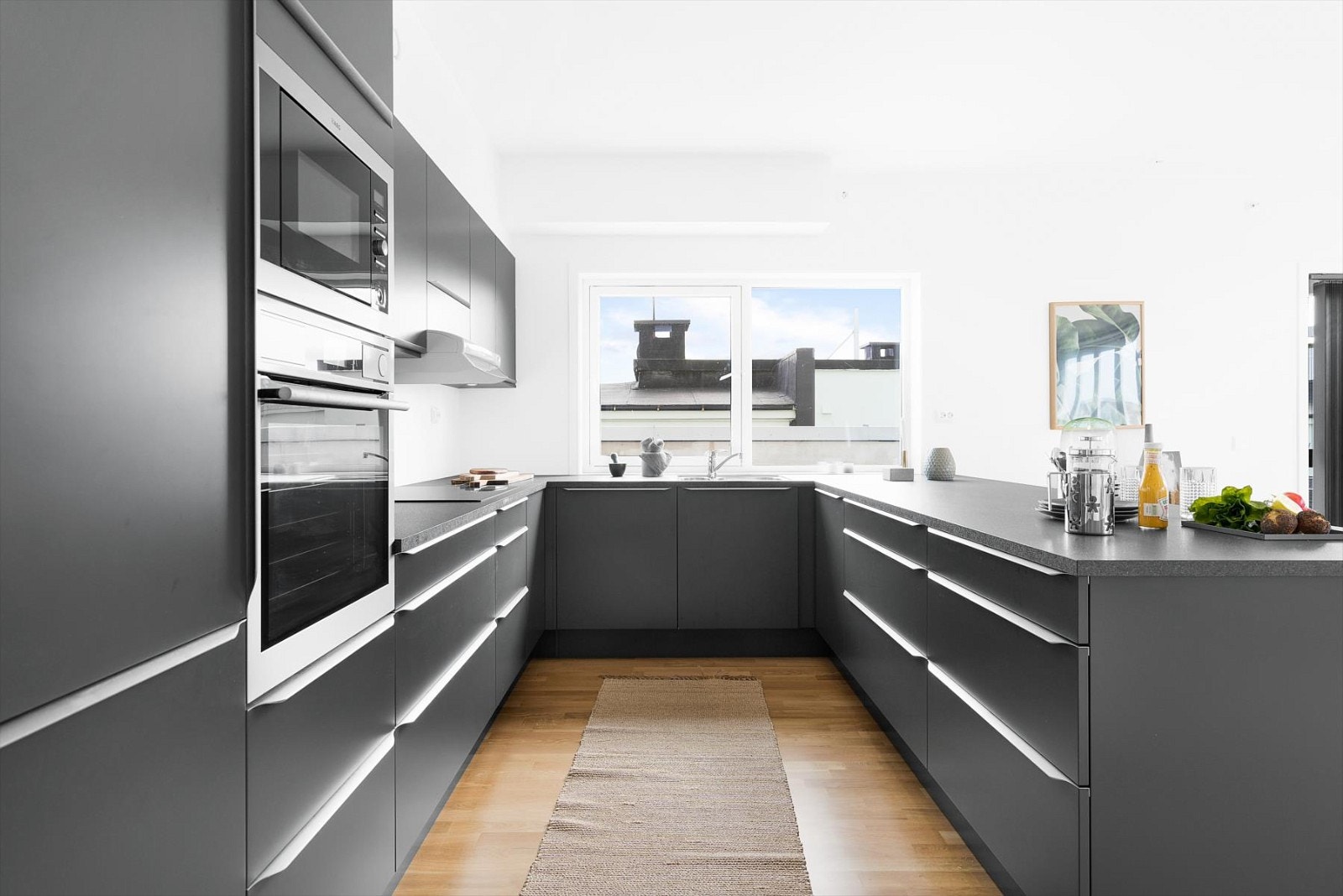 Eksklusivt kjøkken fra HTH med mørke fronter og benkeplate. Integrert komfyr, dampovn, induksjontopp(90cm) mikrobølgeovn, kjøleskap m/frysedel og oppvaskmaskin. Galleribilde