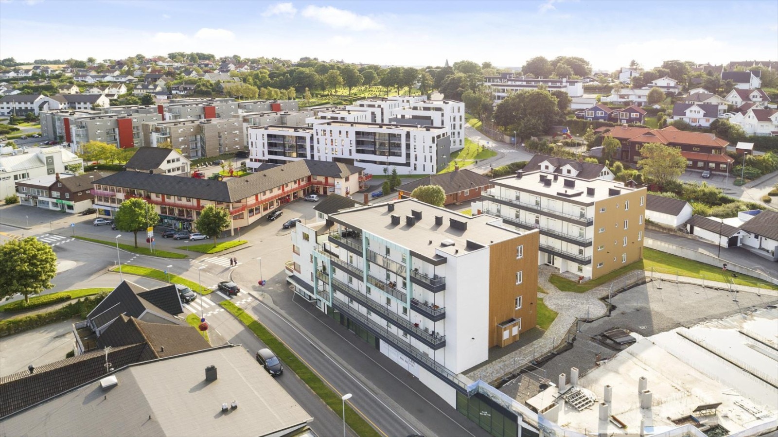 Det er kort avstand til flotte turområder ved Kleppeloen. Kollektivtransport er raskt tilgjengelig med gode bussforbindelser begge veier, samtidig sørger Jærlines for en rask og enkel transport til Sola Flyplass. Galleribilde