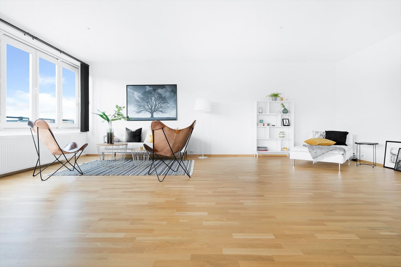 Den åpne løsning til stuen - gir en svært god romfølelse. Muligheten for å skyve bort vinduene åpner opp for å nyte svale sommerkvelder rett fra sofaen. Galleribilde