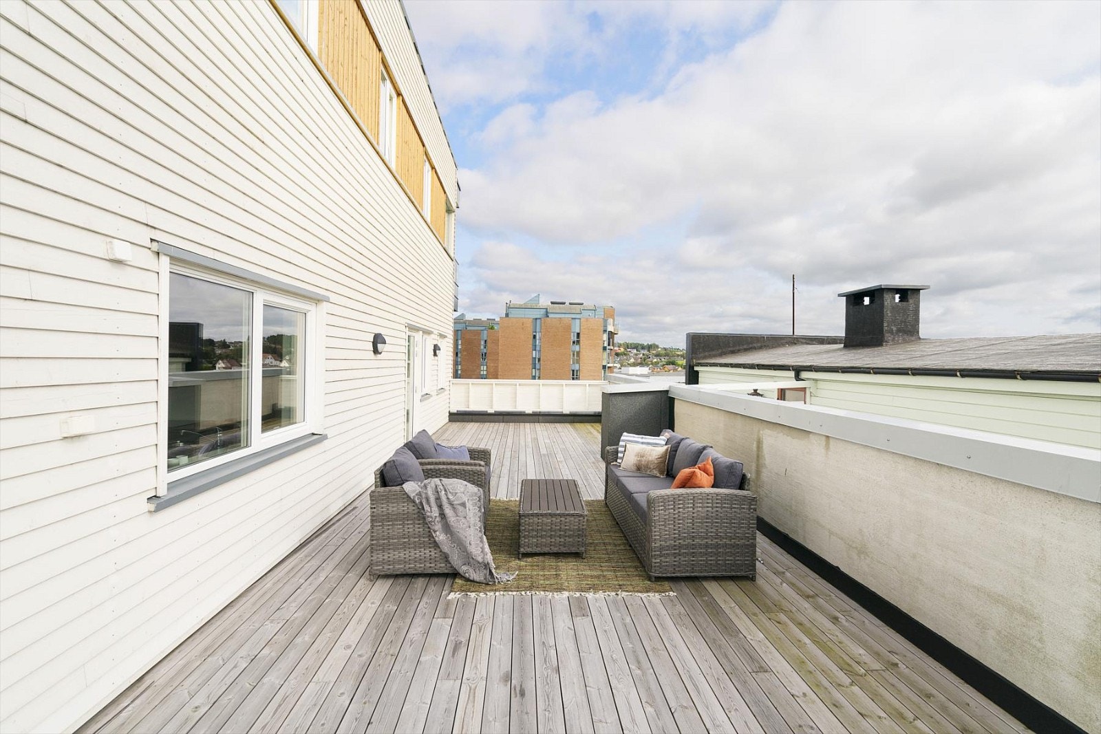 Terrasseflate på ca. 66 kvm som ligger skjermet til i forhold til den øvrige bebyggelsen, og en kan nyte god solforhold. Galleribilde