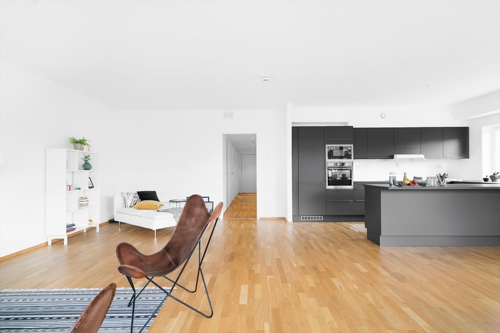 Det er plass til en lun sofagruppe med tilhørende bord og TV-seksjon, samt en lesekrok hvor en kan nyte en god bok. Galleribilde