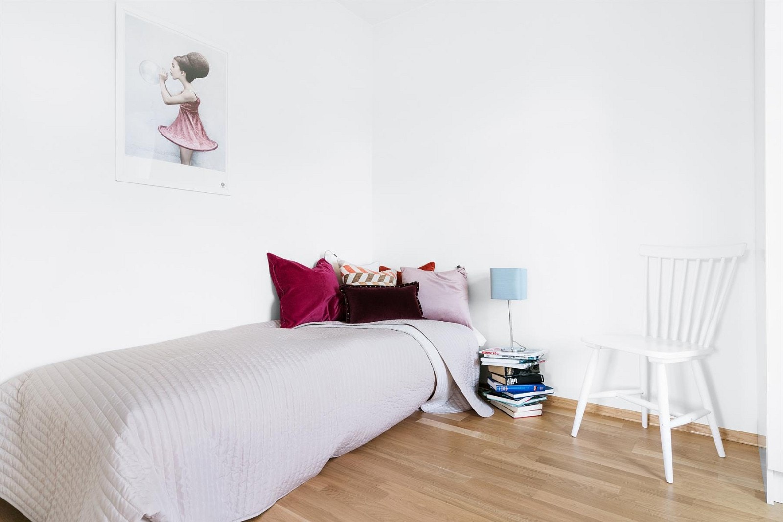 Soverom nr. 3 har plass til en seng og ulike skap- og hylleløsninger. Dette rommet passer godt som et gjesterom, barnerom eller kontor - alt etter behov. Galleribilde