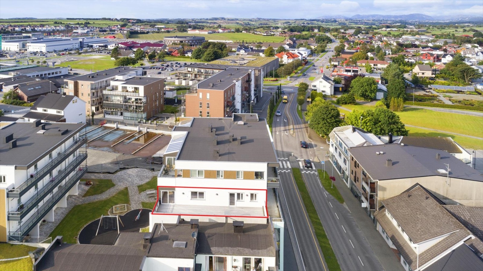 Her er det kort avstand til et vidt spekter av tilbud; fra Jærhagen med shopping og kafèmuligheter- til flotte naturopplevelser på strand eller i rekreasjonsområder. Galleribilde