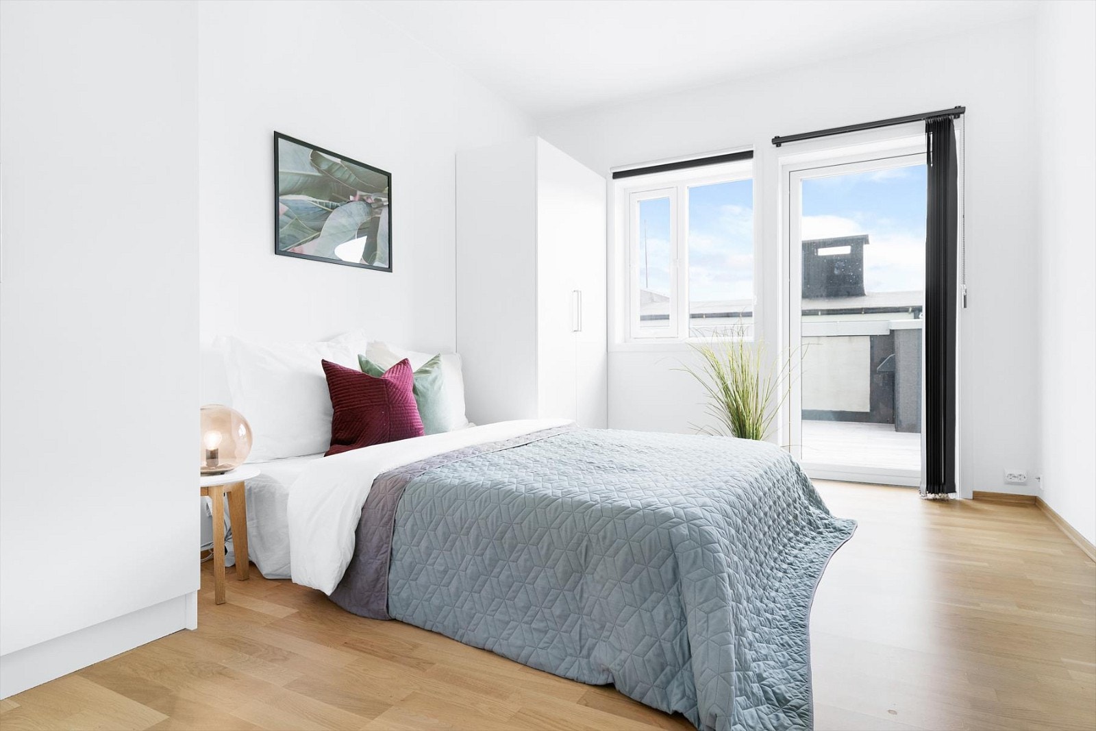 Hovedsoverommet er lyst, luftig og har plass til en stor dobbeltseng. Det er god plass til garderobe ved siden av sengen, samt nattbord. En har også direkte utgang til terrassen. Galleribilde