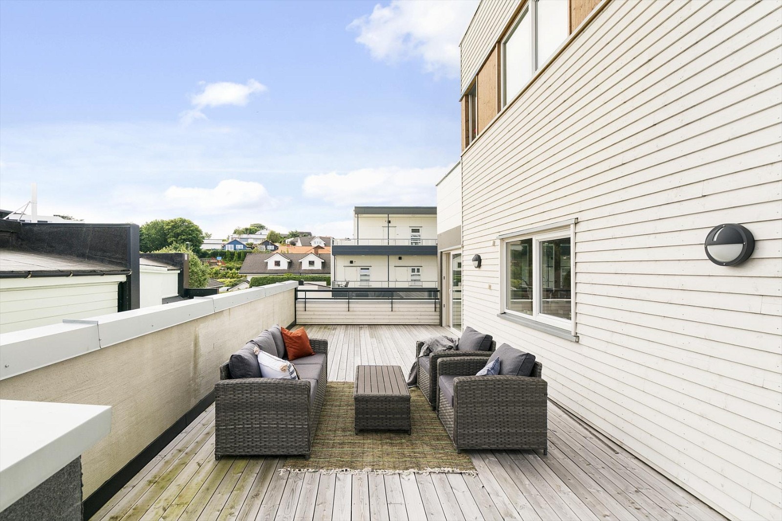 Det er plass til flere sitteseksjoner, grill og ikke minst gode venner og familie. Galleribilde