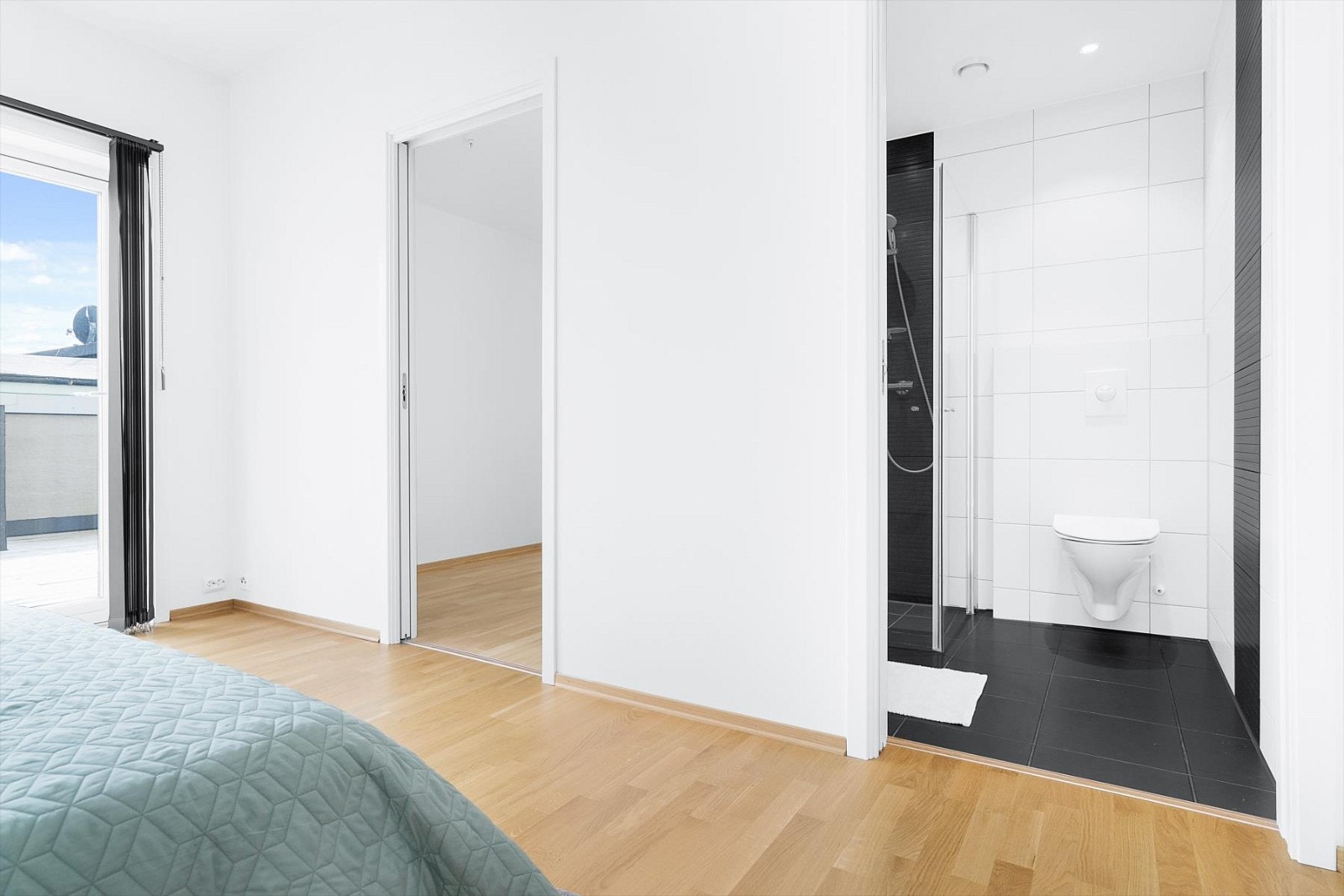 Hovedsoverommet har eget walk-in-closet og privat bad med toalett og dusj. Galleribilde