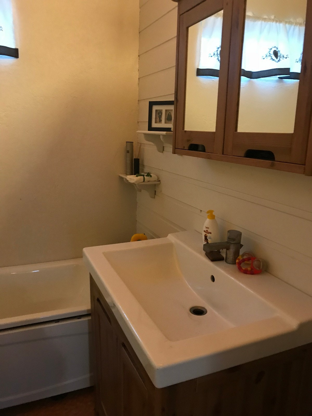 Bad nede m badekar Galleribilde