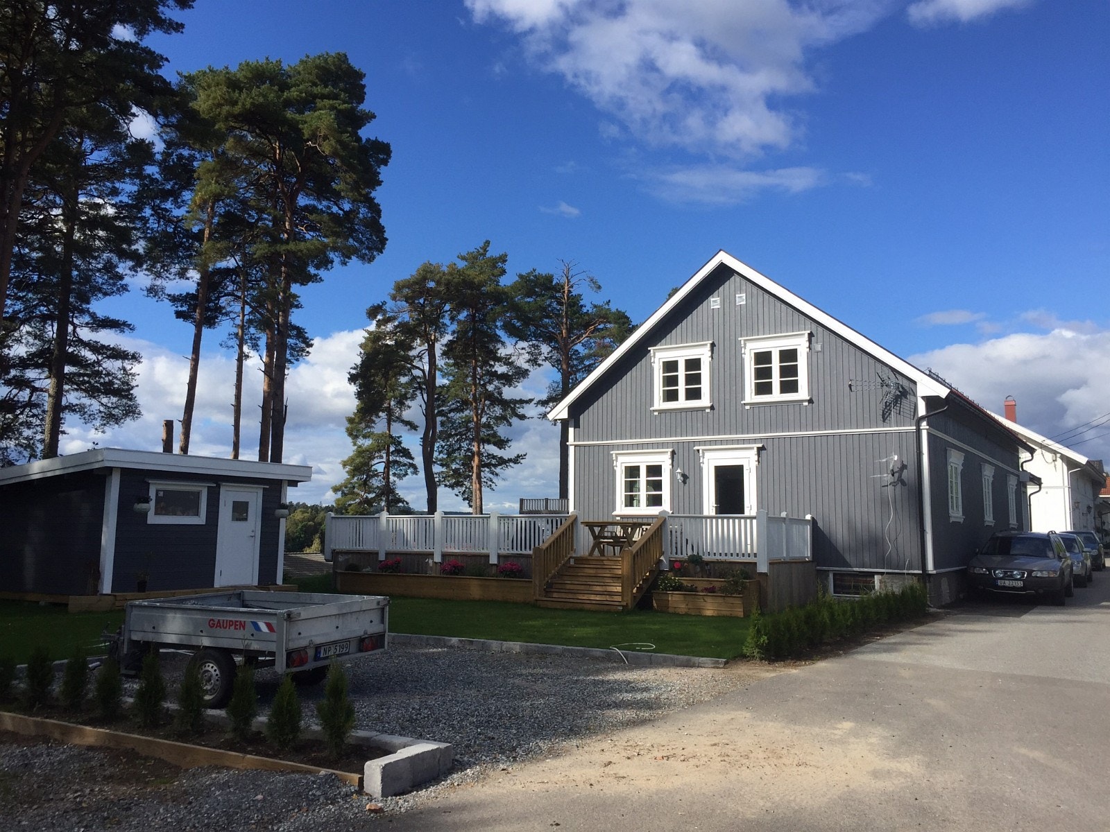 Parkering, full vedbod og plen Galleribilde