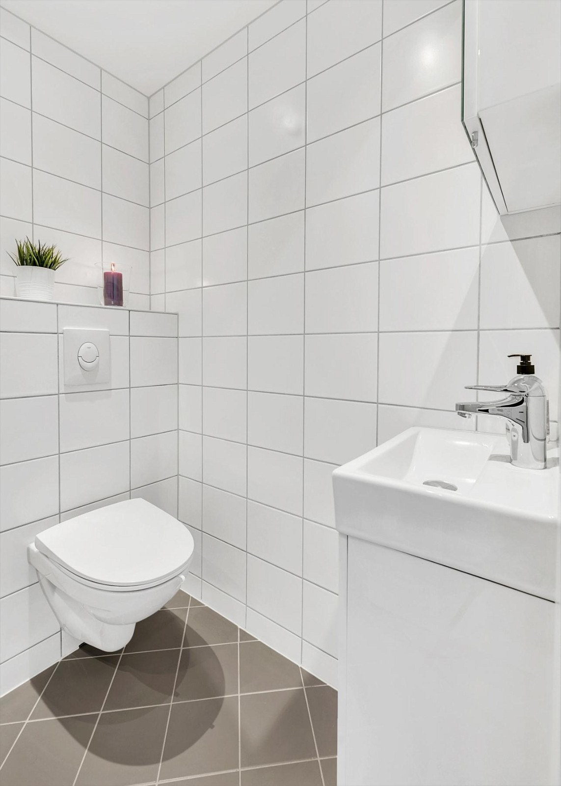 Lekkert bad med fliser på gulv og vegger. Badet ble pusset opp av fagfolk i 2016 Galleribilde