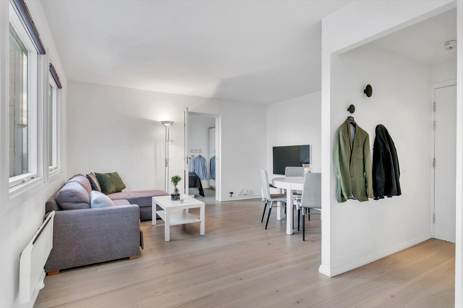 Boligen fremstår moderne med lyse vegger samt nyere enstavs eikeparkett på gulvet. Galleribilde