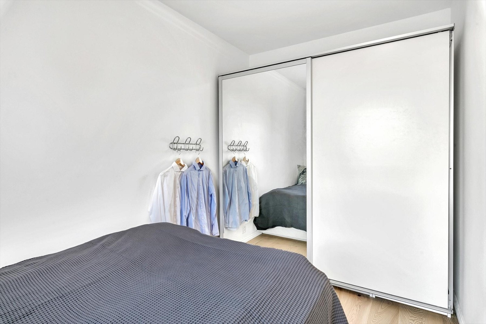 Stor skyvedørsgarderobe følger salget. Galleribilde