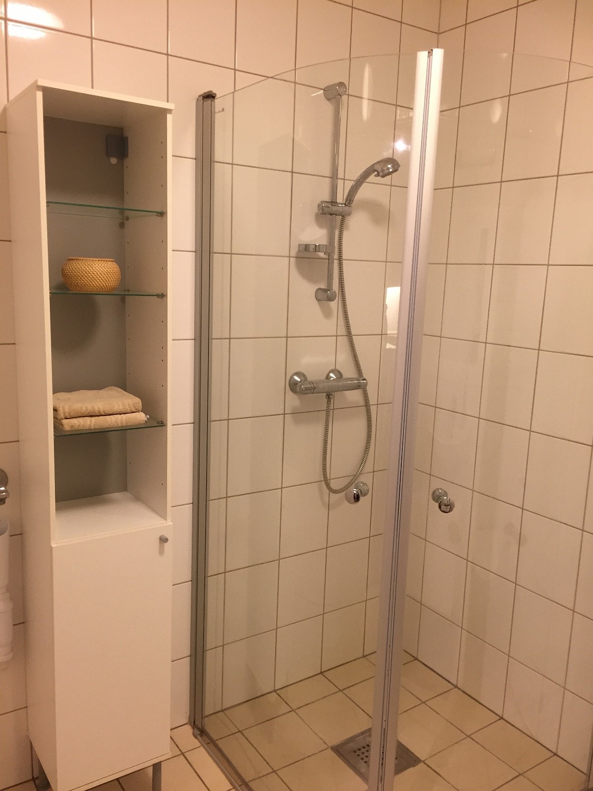 Bad med høyskap Galleribilde