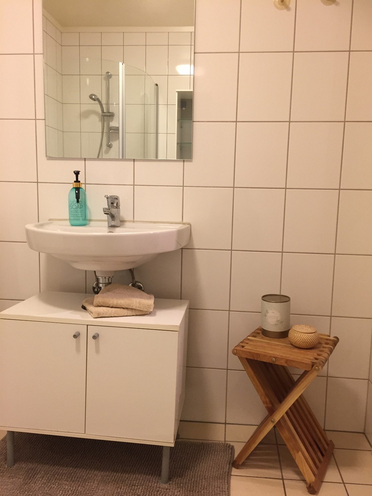 Stort bad med opplegg for vaskemaskin Galleribilde