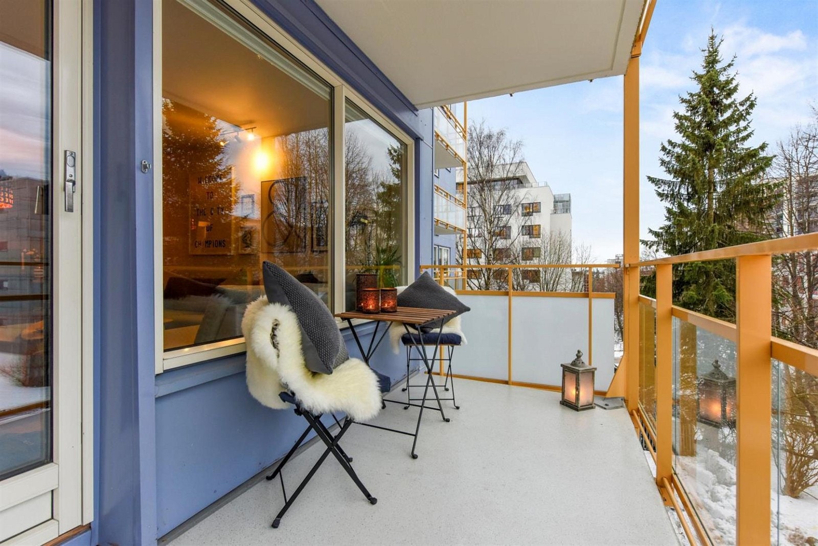 Fra stuen er det adkomst til en balkongen på ca 7,5 kvm. Galleribilde