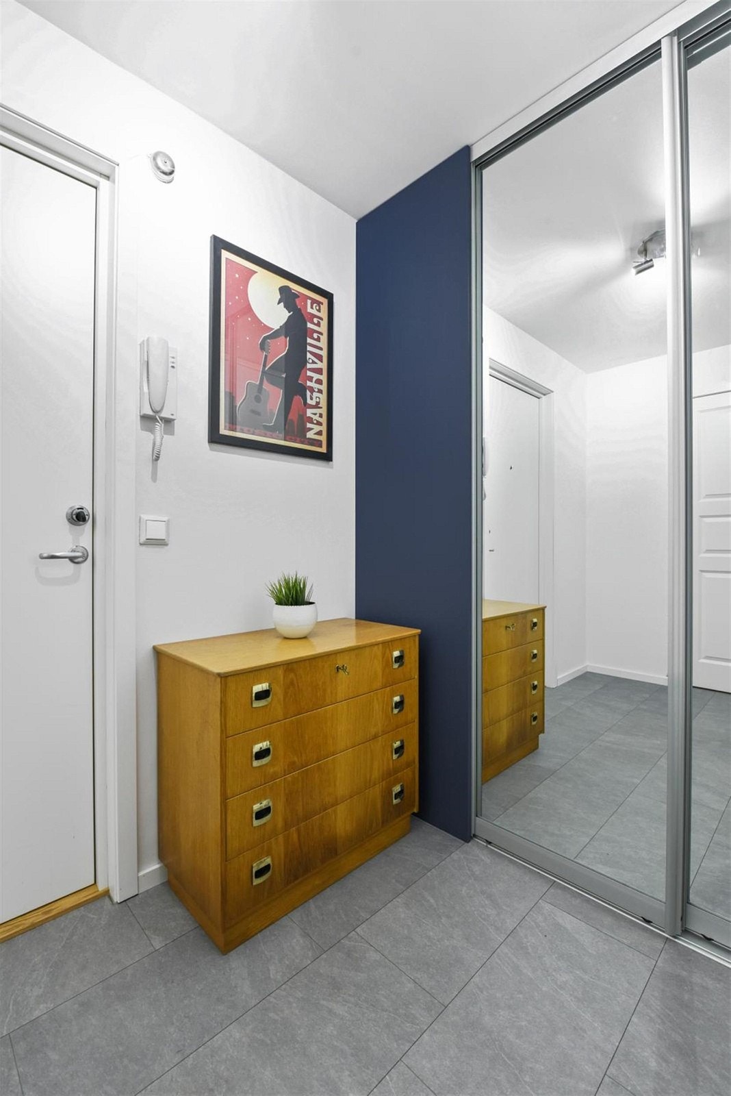 Entréen er lys og innbydende med garderobeskap. Galleribilde