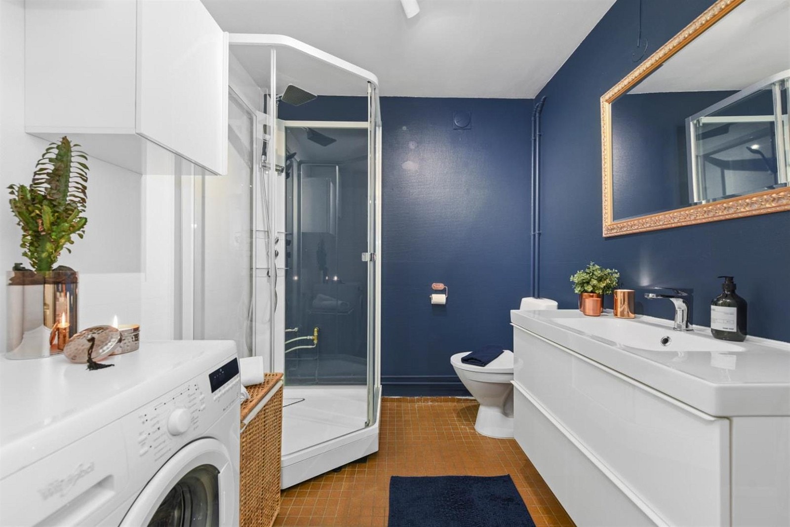 Flislagt bad med nyere innredning. Galleribilde