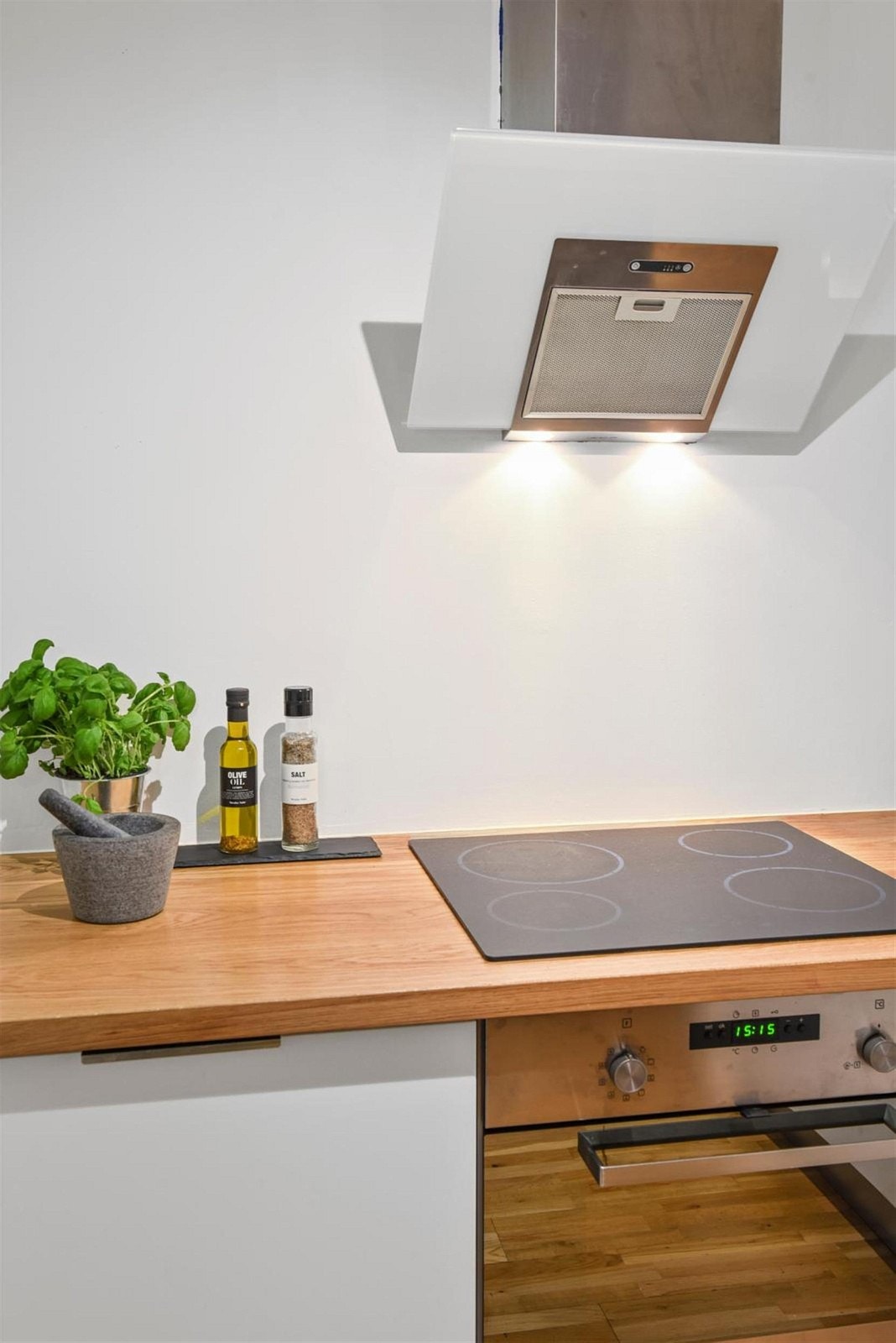 Her er det integrert keramisk steketopp, stekeovn, oppvaskmaskin og kjøleskap. Galleribilde