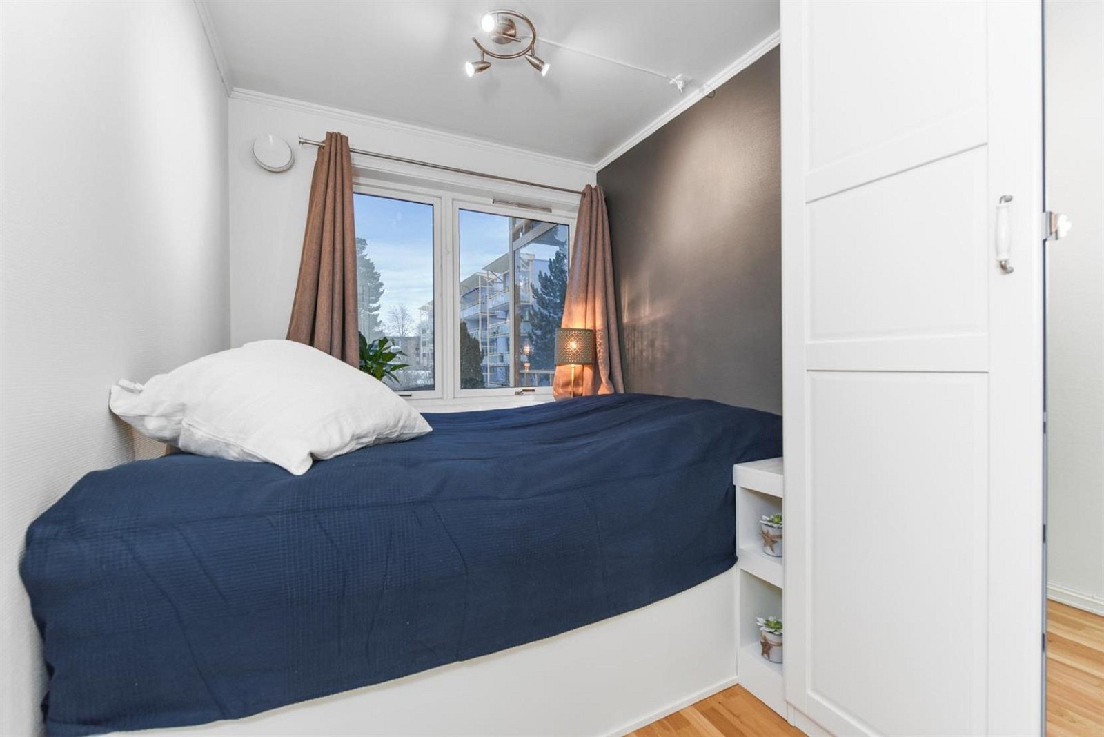 Her er det en stilig brunmalt vegg og parkett på gulv. Galleribilde