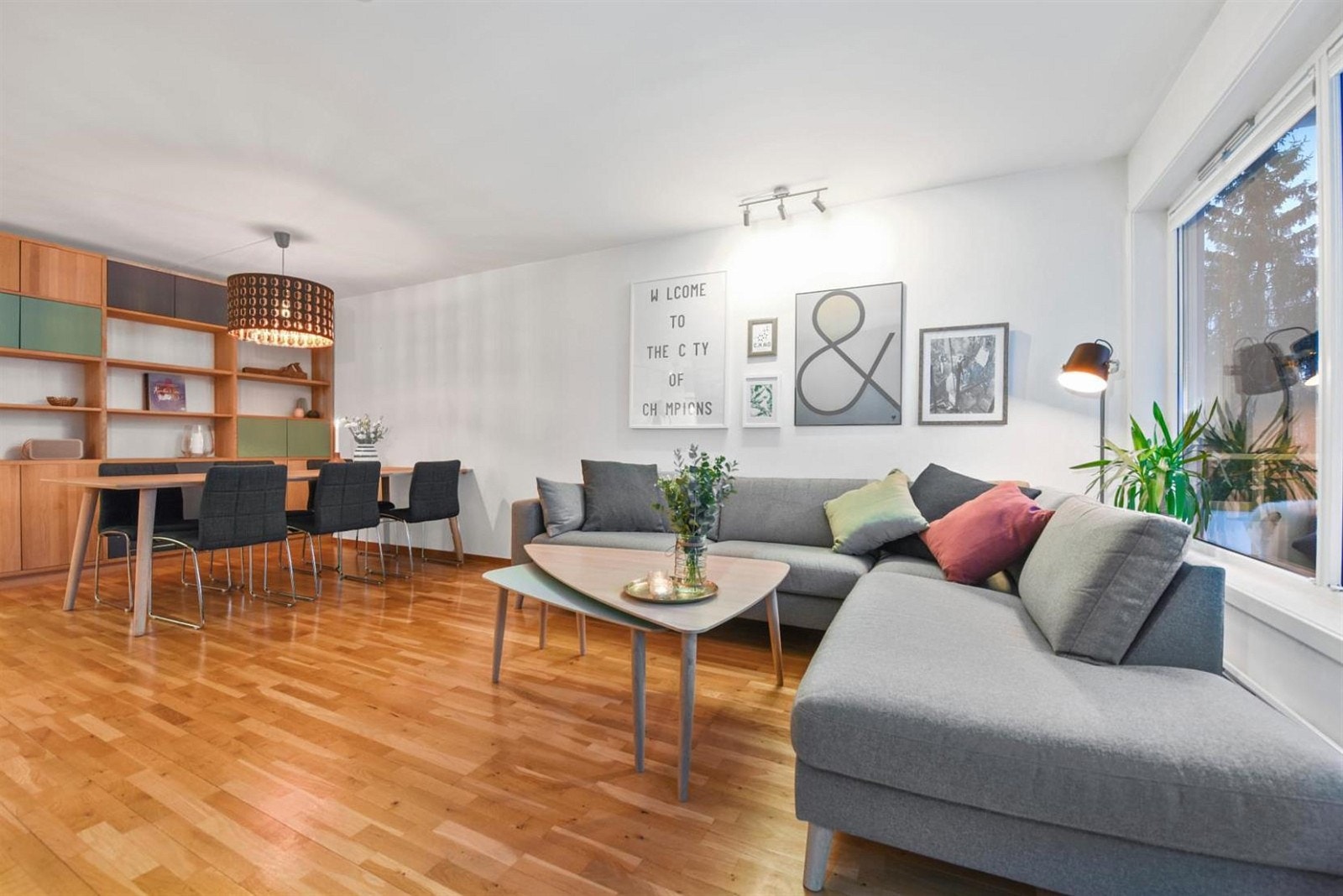 Stuen lar seg enkelt møblere med sofagruppe, tv-løsning og spisebord. Galleribilde