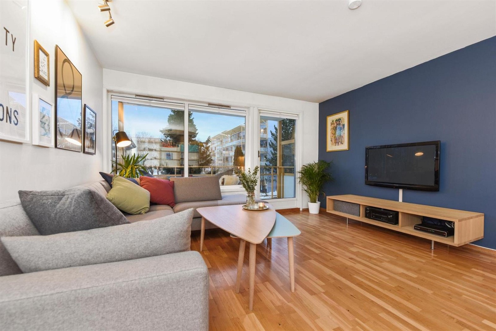 Leiligheten er pen og velholdt beliggende i en høy 2. etasje med heisadkomst. Galleribilde