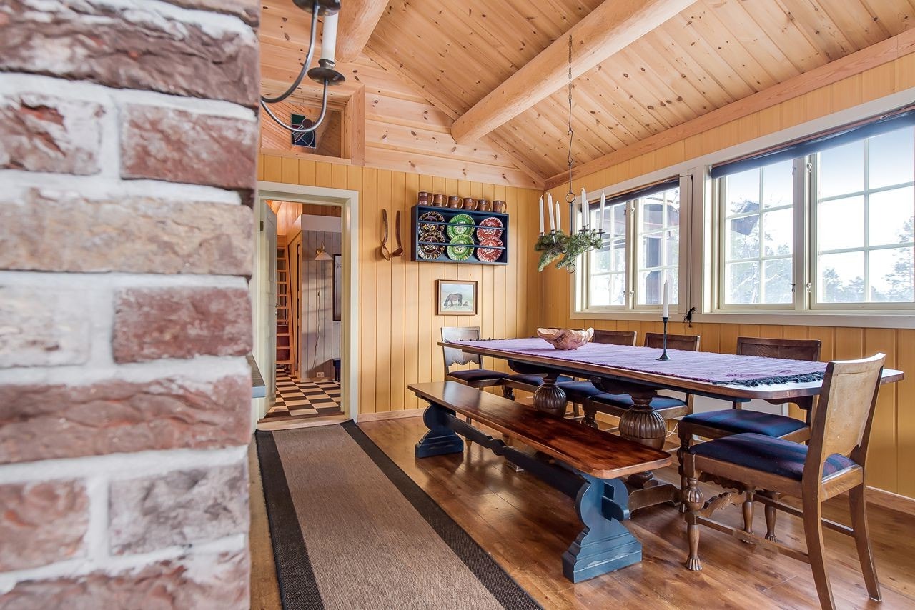 Stuen har plass til langbord for å samle venner og familie til hyggelige lag Galleribilde