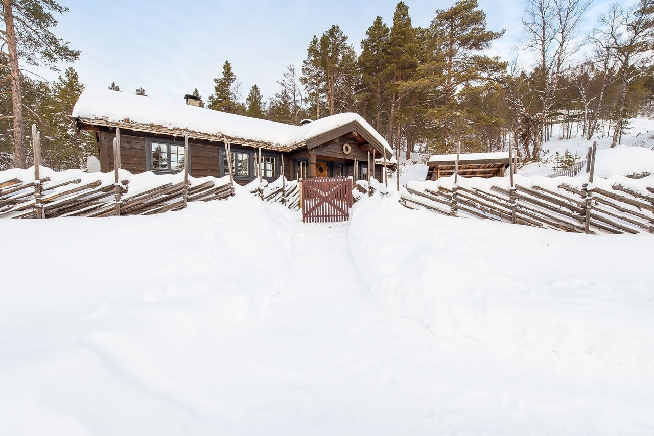 Det er skigard med grind rundt eiendommen Galleribilde