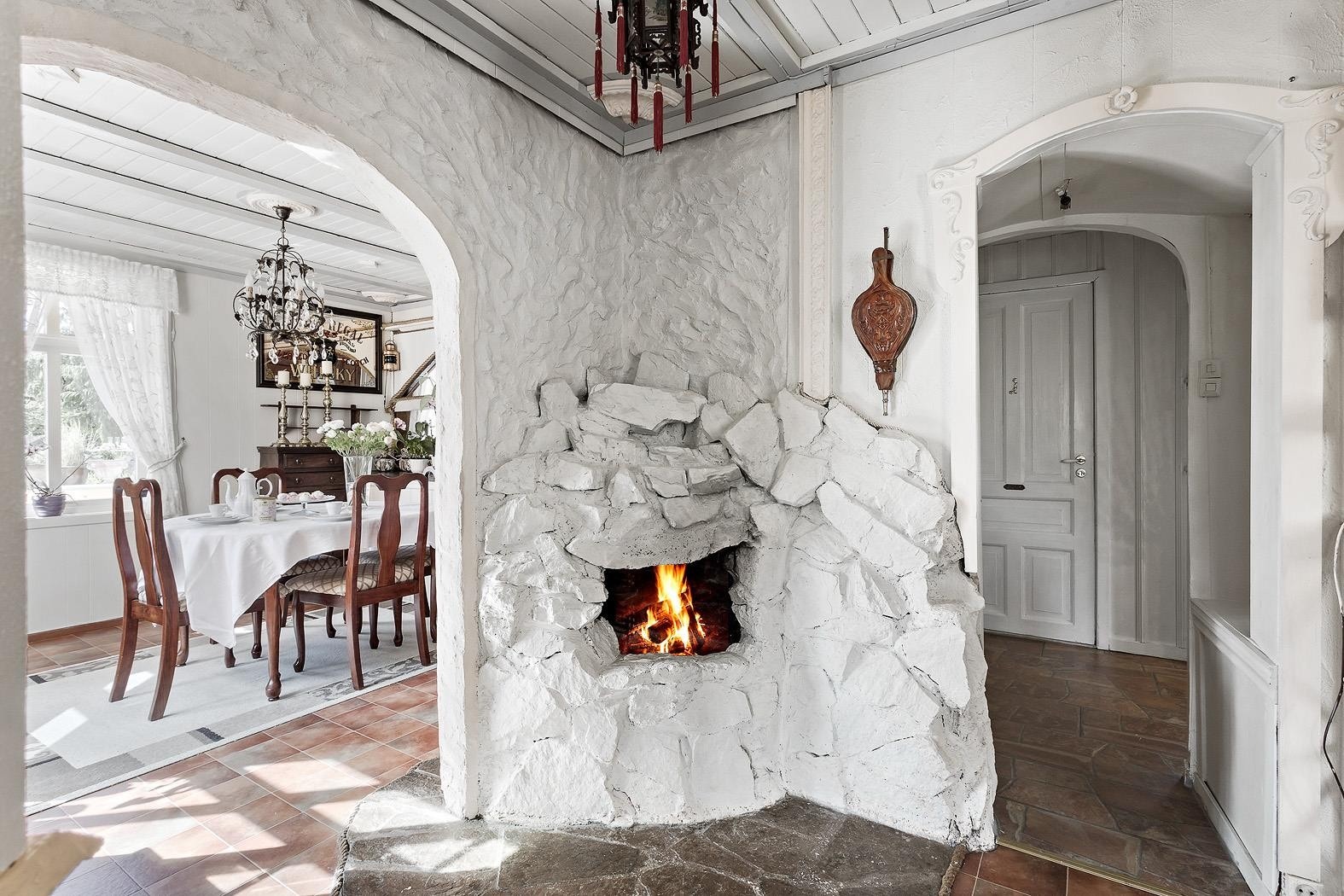 Hvitmalt peis med kunstnerisk preg Galleribilde