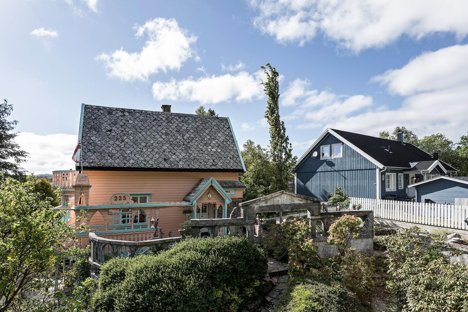 Østsiden med inngang og portal Galleribilde