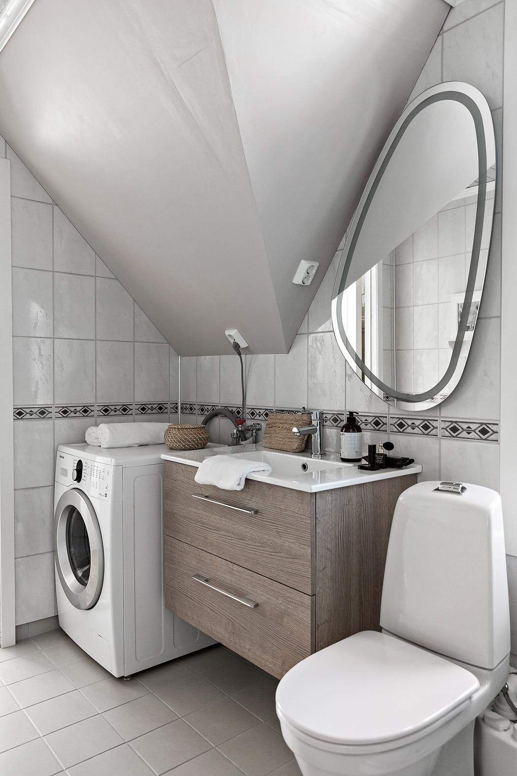 Bad med dusj, wc, servant med skuffer og plass til vaskemaskin Galleribilde