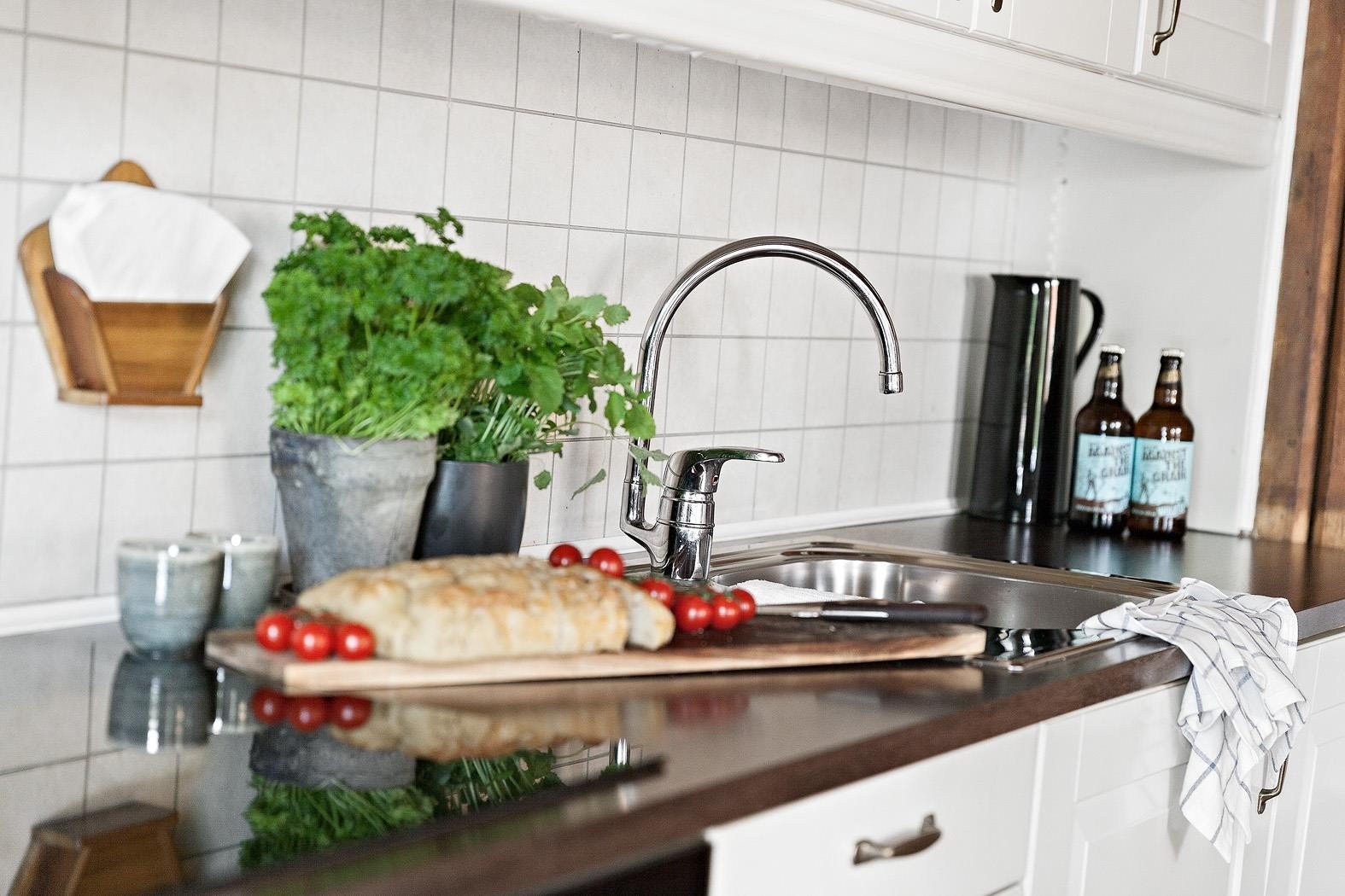 Pene hvite fronter og fliser over benk Galleribilde