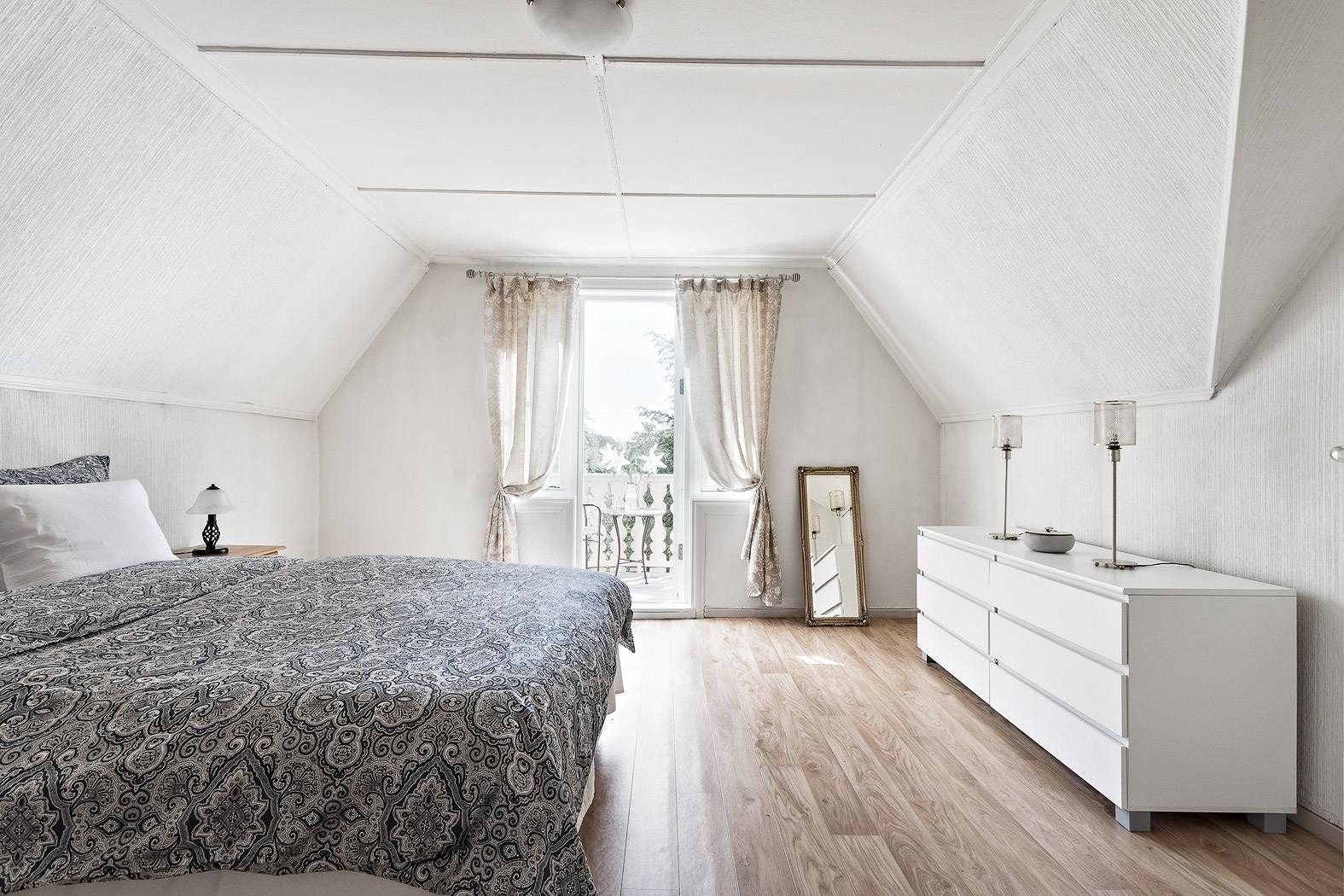 Stort soverom med egen balkong Galleribilde