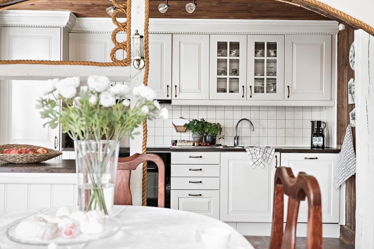 Moderne kjøkken med integrerte hvitevarer Galleribilde