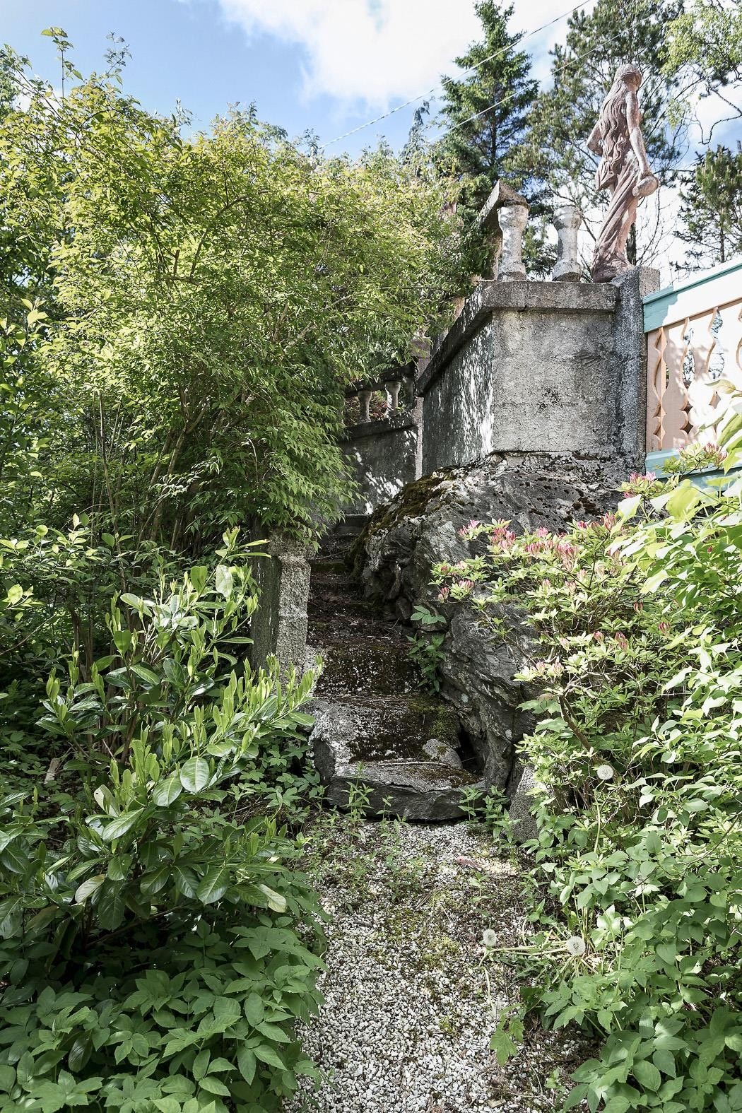 Grusete gangveier og stentrapper Galleribilde