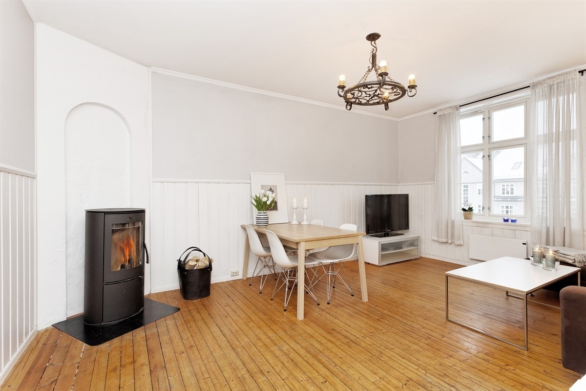 Stor og gjennomgående 2-roms Galleribilde