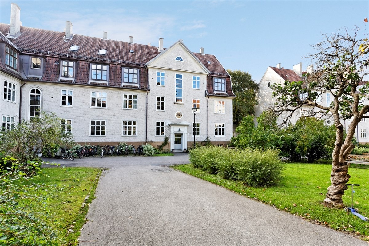 Flere sitteplasser og fellesområder i bakgården Galleribilde