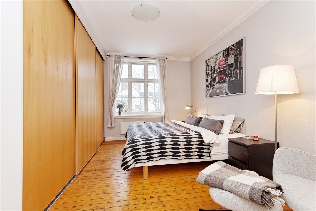 Et soverom med gode garderobeløsninger Galleribilde