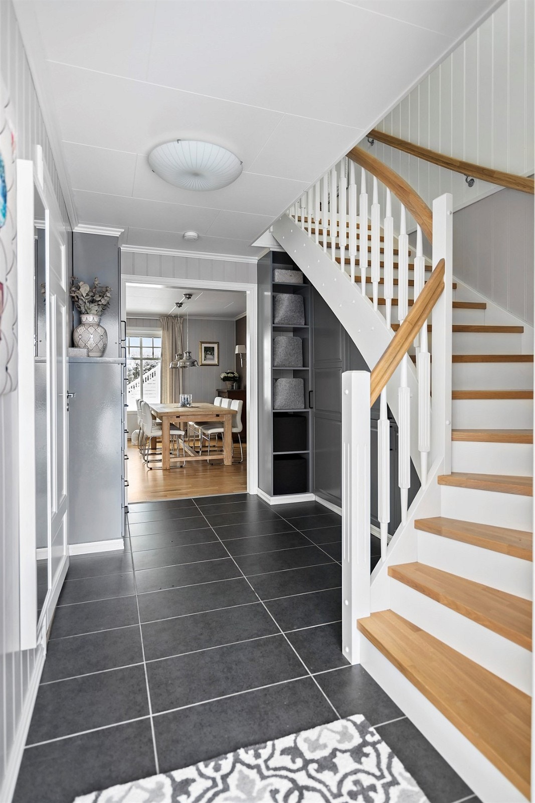 Hall med flislagt gulv og varmekabler Galleribilde