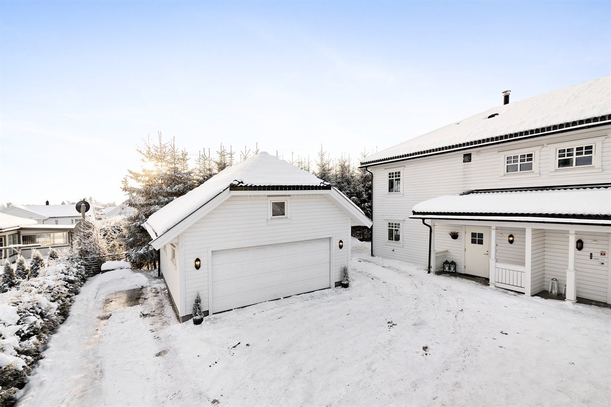 Gårdsplass med dobbel garasje og flere biloppstilllingsplasser Galleribilde