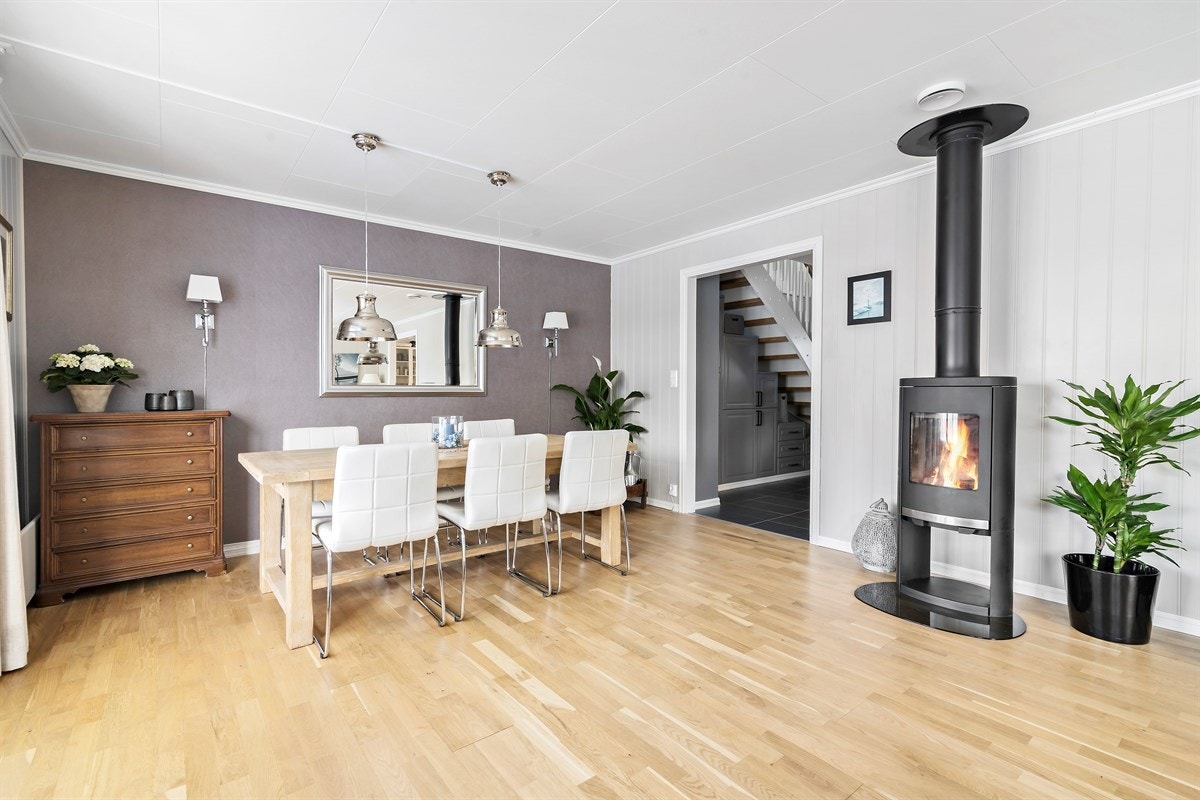 Stue med plass til stort spisebord Galleribilde