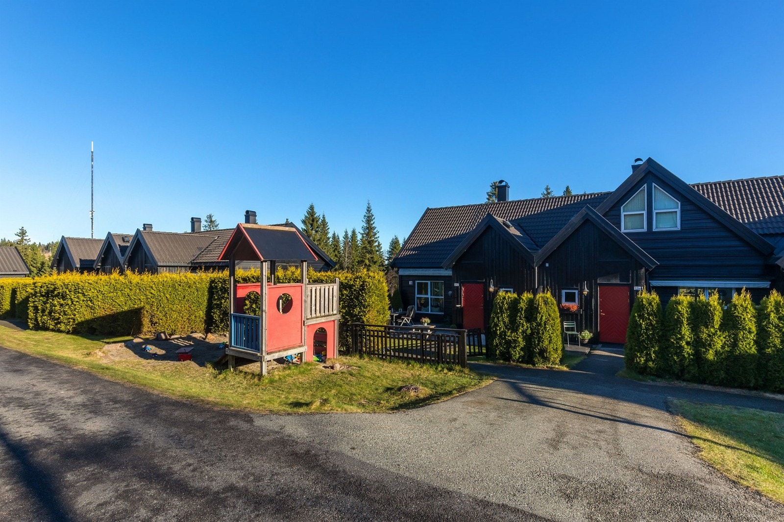 Ute på tunet er det ingen biler og gøy å leke. Galleribilde