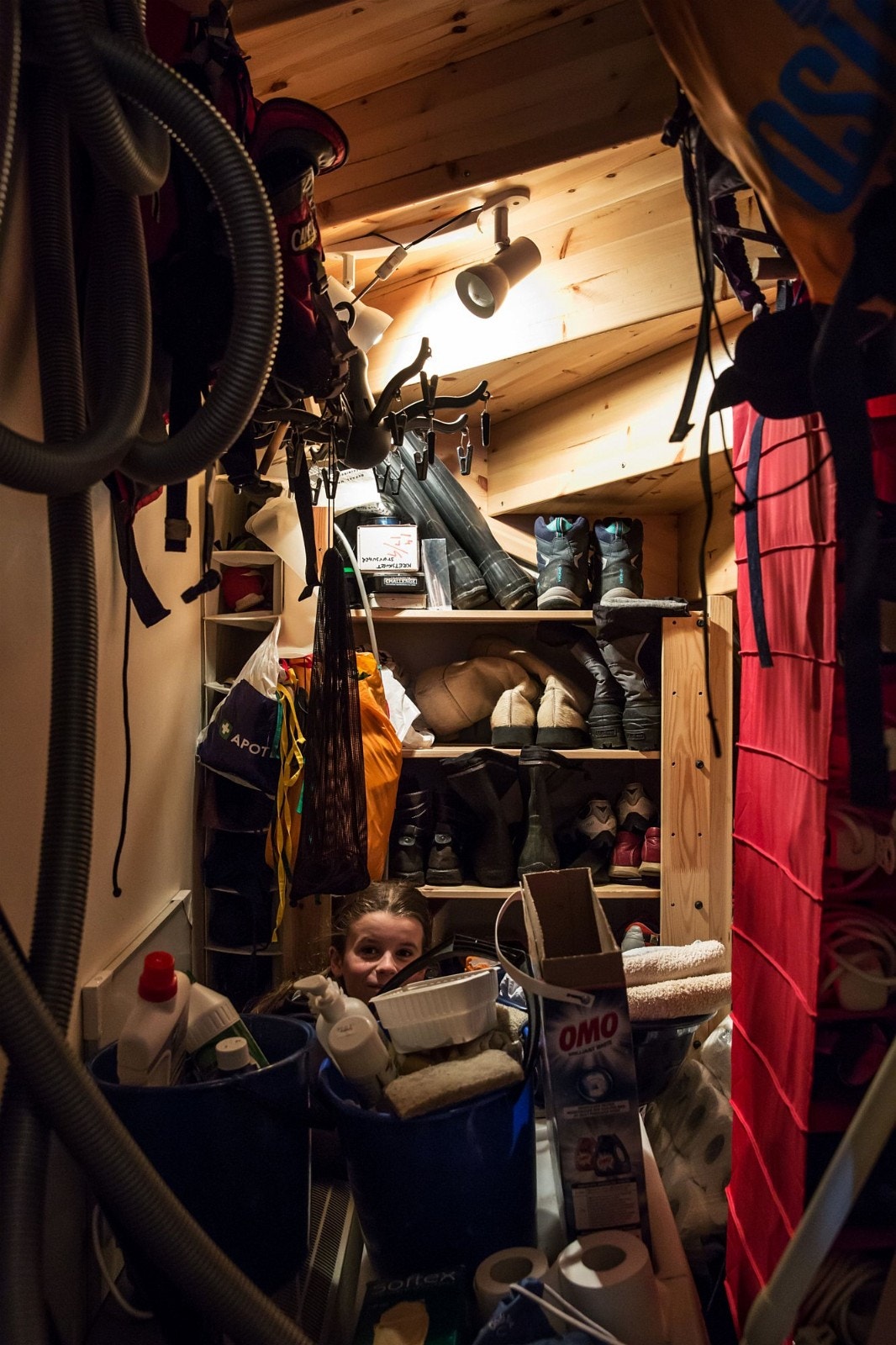 Under trappen nede er det plass til masse rot og det er et veldig fint sted å gjemme seg. Galleribilde