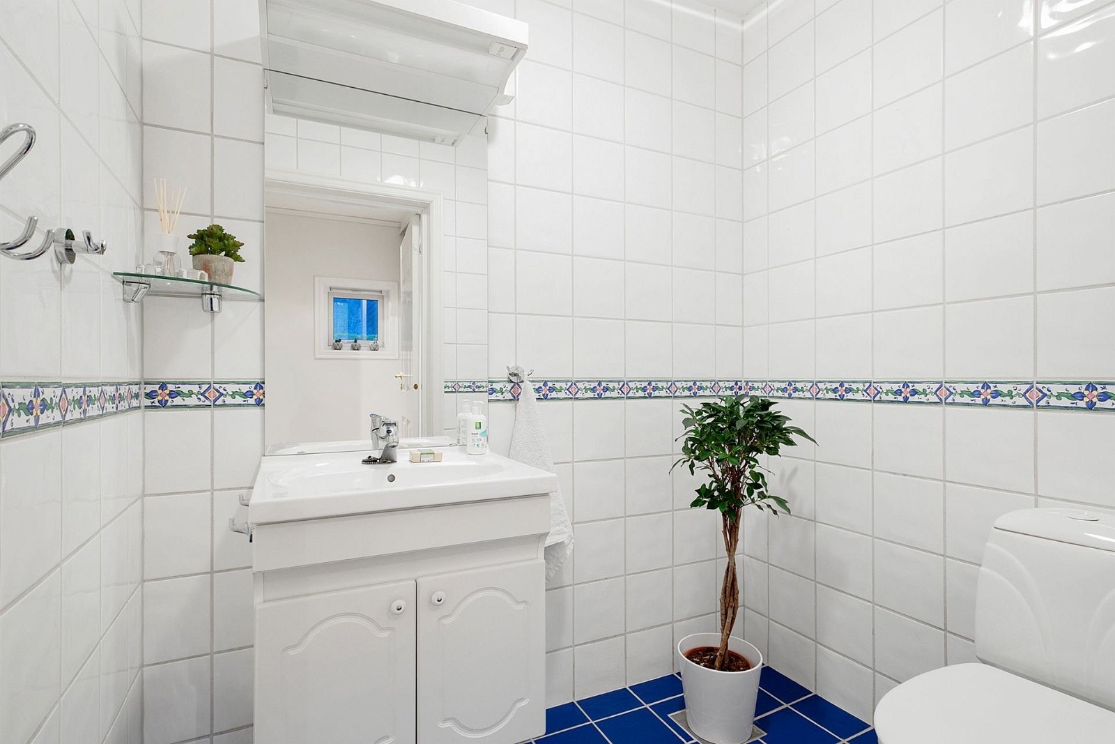 I gangen er det også et bad med en vask, en do og en plante. Galleribilde