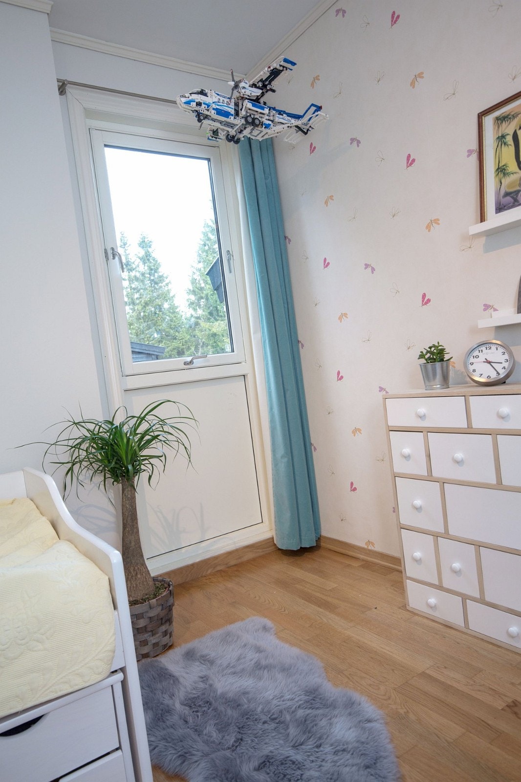 På rommet til Signe er det veldig fin tapet og et vindu som ser litt ut som en dør fordi det var en dør før. Men nå er det bare vindu så man kan lufte passe mye. Galleribilde