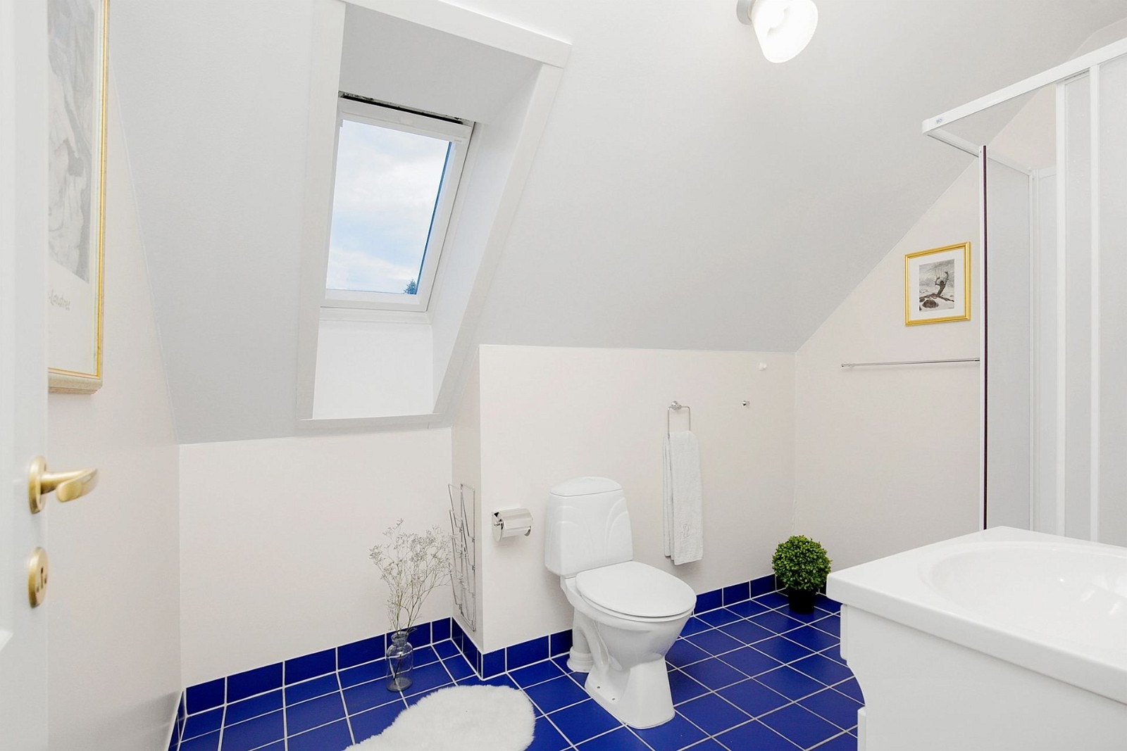 Det er et bad oppe også. Der er det dusj, vask og do. Galleribilde