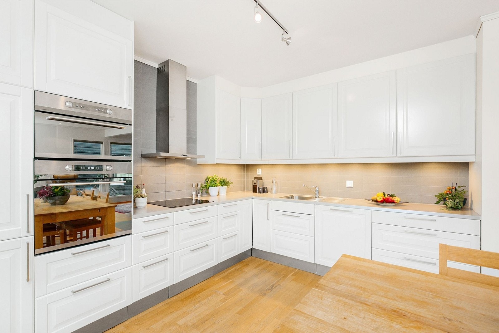 Her er kjøkkenet hvor vi lager mat. Her er det plass til masse ting på benken. Galleribilde