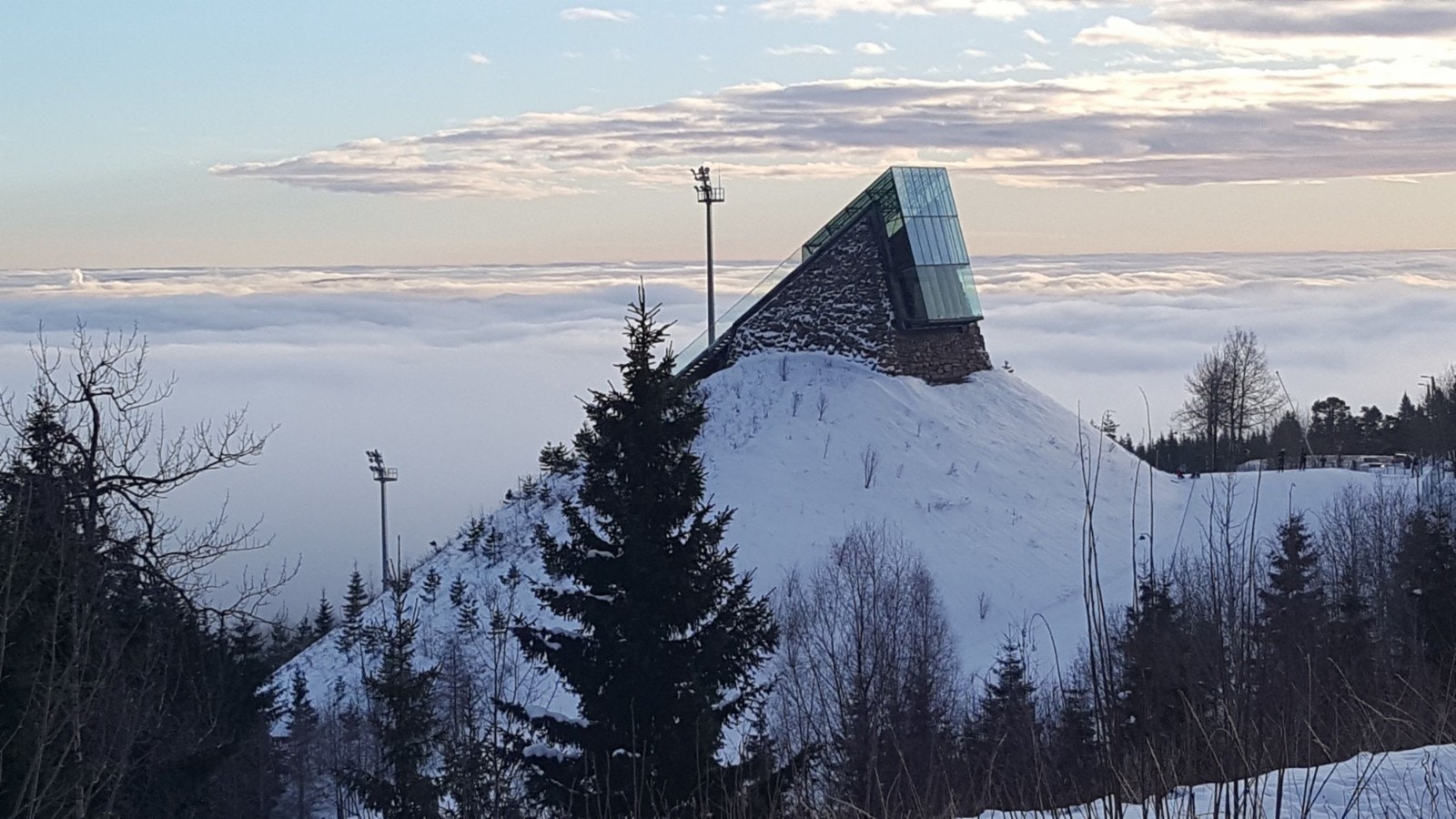 På vinteren er det ofte sol oppe hos oss mens det er tåke nede i byen. Galleribilde