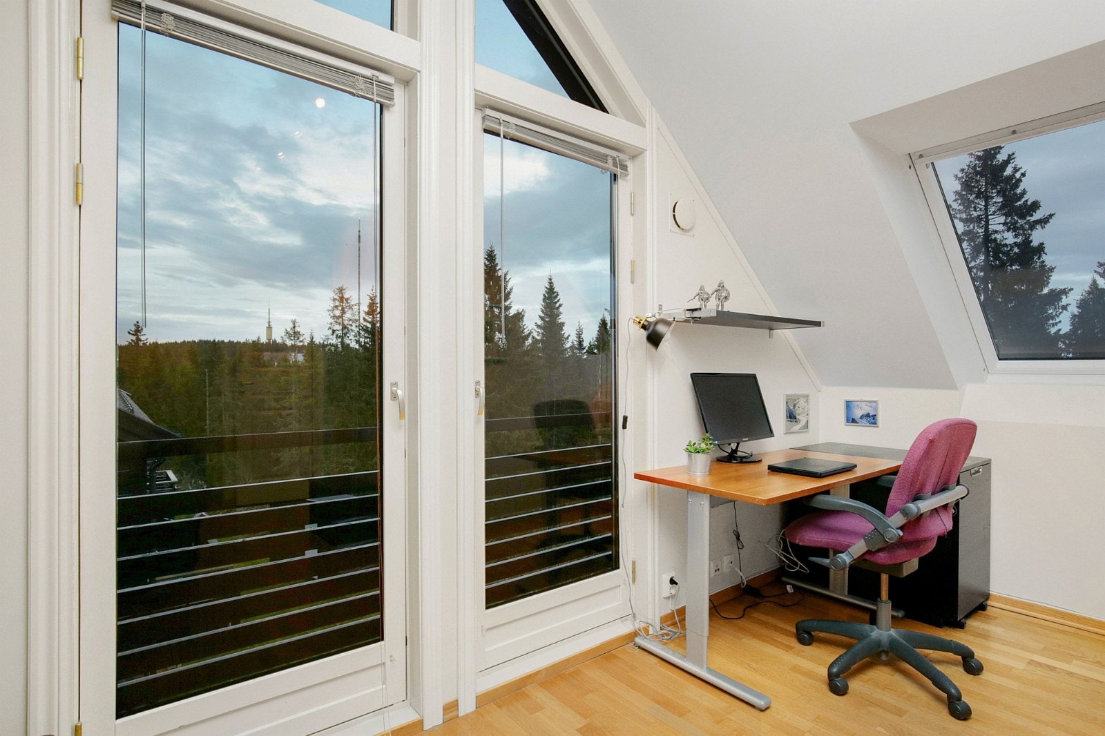 Vi har vår egen utsiktspost på loftet og kan gjøre lekser her også. Galleribilde